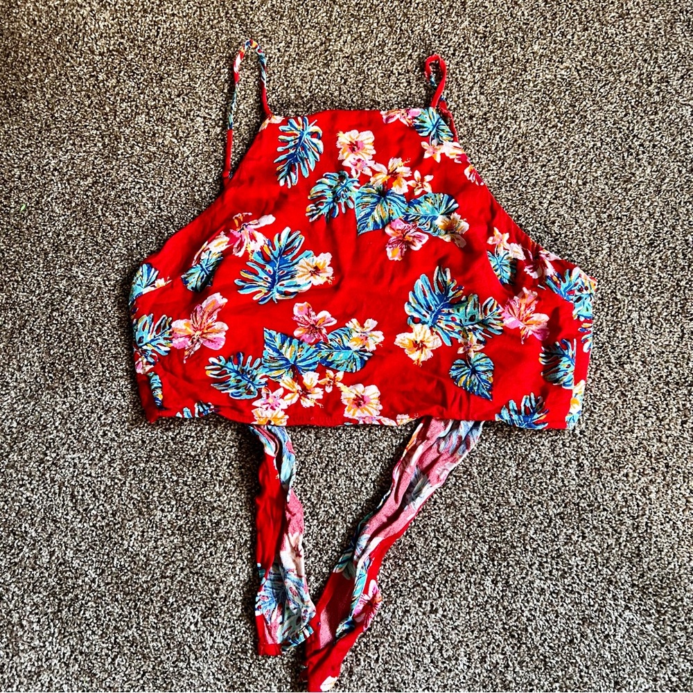 Woman’s tropical crop top